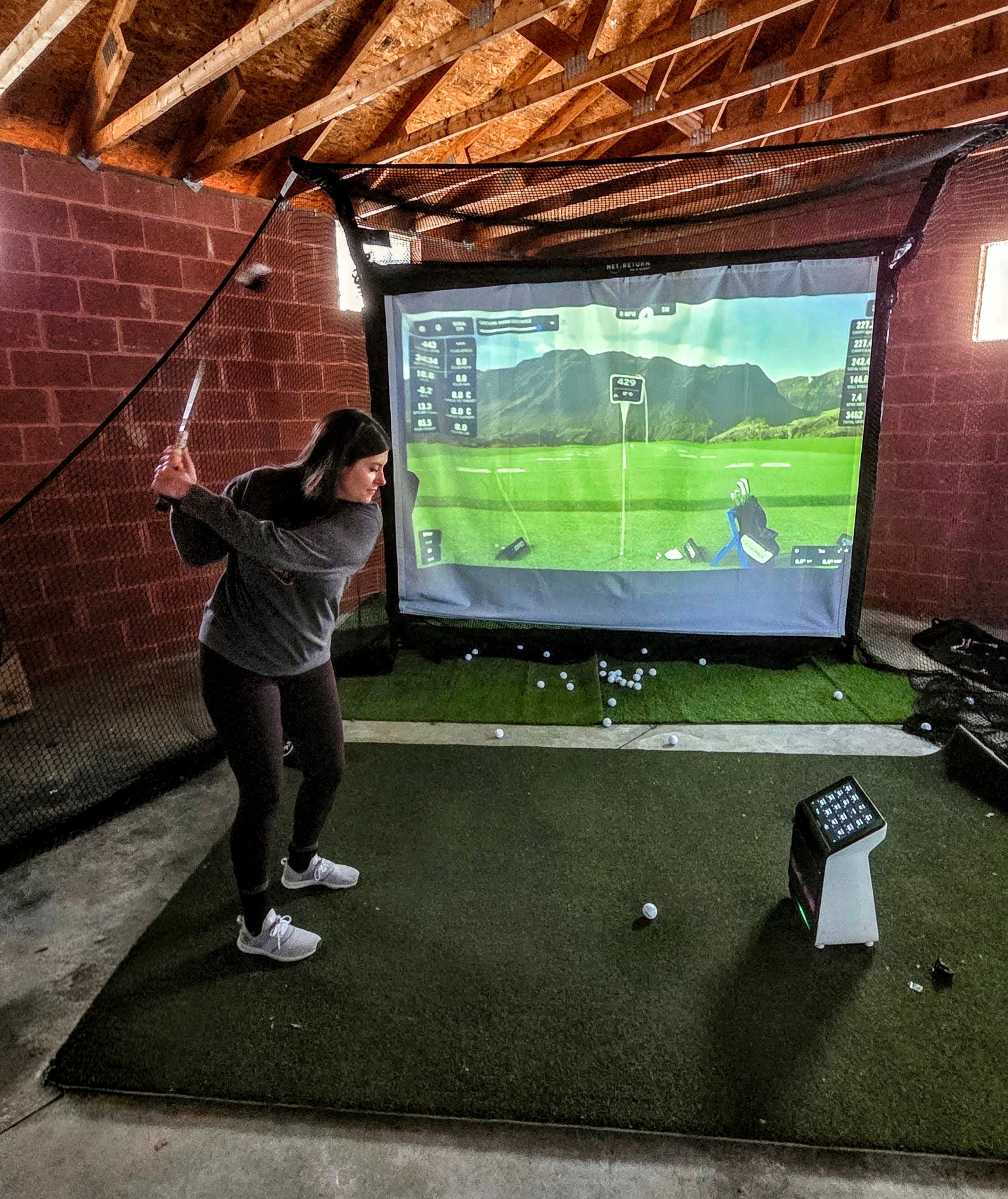 Indoor golf simulator setup